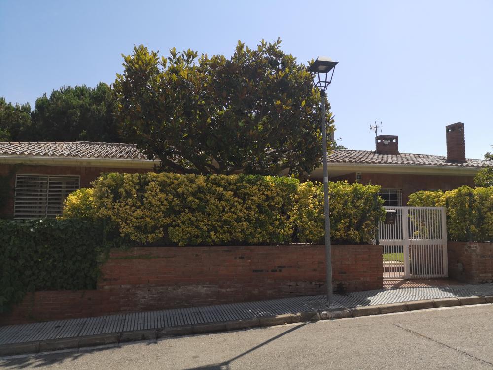 Porta d'entrada a peu a la propietat des del carrer. Vista de l´extarior de la casa.
086-AS BELL RECO Casa aïllada / Villa EL MARESME Cabrils