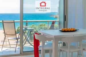 La sala de estar y comedor tienen salida directa a la terraza exterior con vistas al mar.