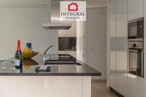 The appliances are integrated according to the design of the kitchen.