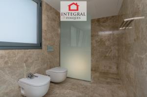 El baño de la suite principal dispone de una ducha muy amplia a ras de suelo lo que facilita el acceso a discapacitados.