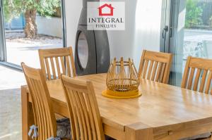 Dining table to enjoy a good family meal during an ideal holiday.