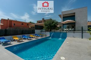 Villa with a large pool, sun loungers and all the necessary furniture to enjoy an ideal holiday.