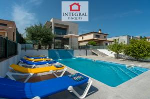 The best summer holidays in a spacious villa with all amenities, independent, surrounded by patio with a large pool and very close to the best beaches of the Costa Brava.