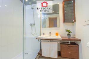 The suite bathroom is completely renovated and well equipped. The shower is very wide.