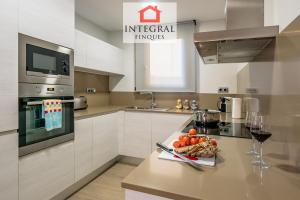 Fully equipped kitchen and integrated with the rest of the space.