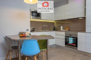 Fully equipped kitchen and integrated with the rest of the space.