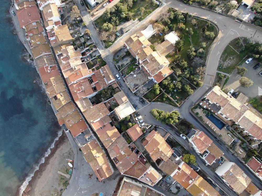 ES-COLOMER Solar en el centro del pueblo con vistas al mar y la iglesia Terreno Es Colomer Cadaqués
