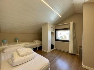 Habitación para 2 personas , camas individuales ,totalmente equipada , cuenta con muy buena iluminación natural