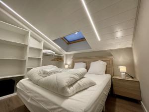 habitación doble , totalmente equipada , cuenta con muy buena iluminacion natural