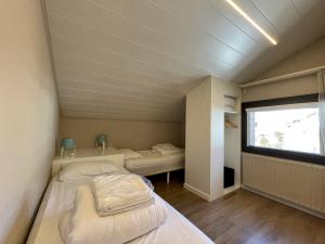 Habitación para 2 personas , camas individuales , totalmente equipada, cuanta con muy buena iluminación natural.