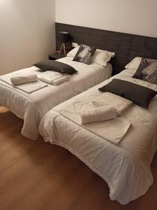 Habitación doble , camas individuales , super cómoda y con armario amplio , para que puedas tener tus pertenecías siempre en buen estado