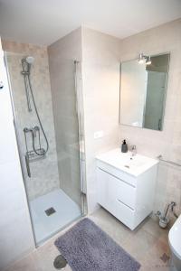Baño con ducha moderno. Apartamento alquiler Calpe. A016 Avanoa
