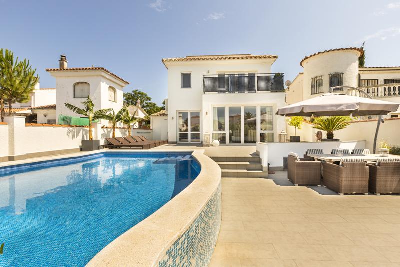 2016 Villa moderna al canal y piscina para 8 personas Vrijstaand huis / Villa Noguera Castelló d'Empúries