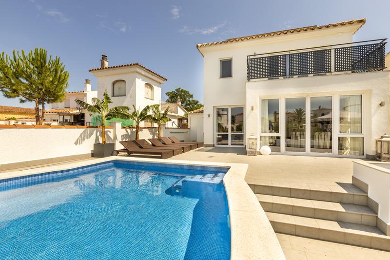 2016 Villa moderna al canal y piscina para 8 personas Vrijstaand huis / Villa Noguera Castelló d'Empúries