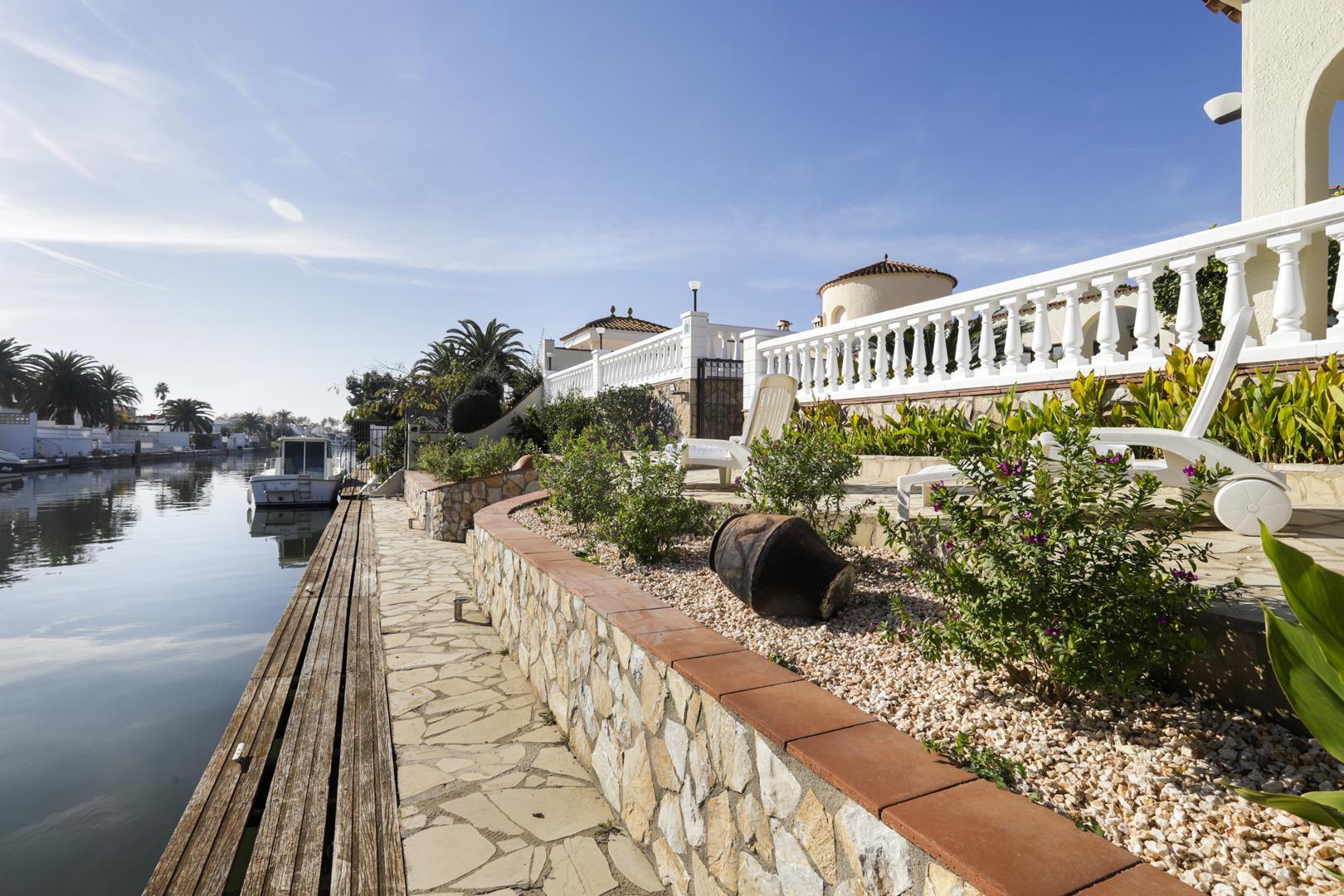 2018 Villa de planta baja al canal con 5 dormitorios, piscina y amarre Vrijstaand huis / Villa Flamicell Castelló d'Empúries