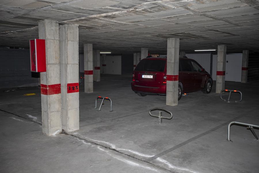 8 Plaza de parking subterránea Parkeren  Empuriabrava